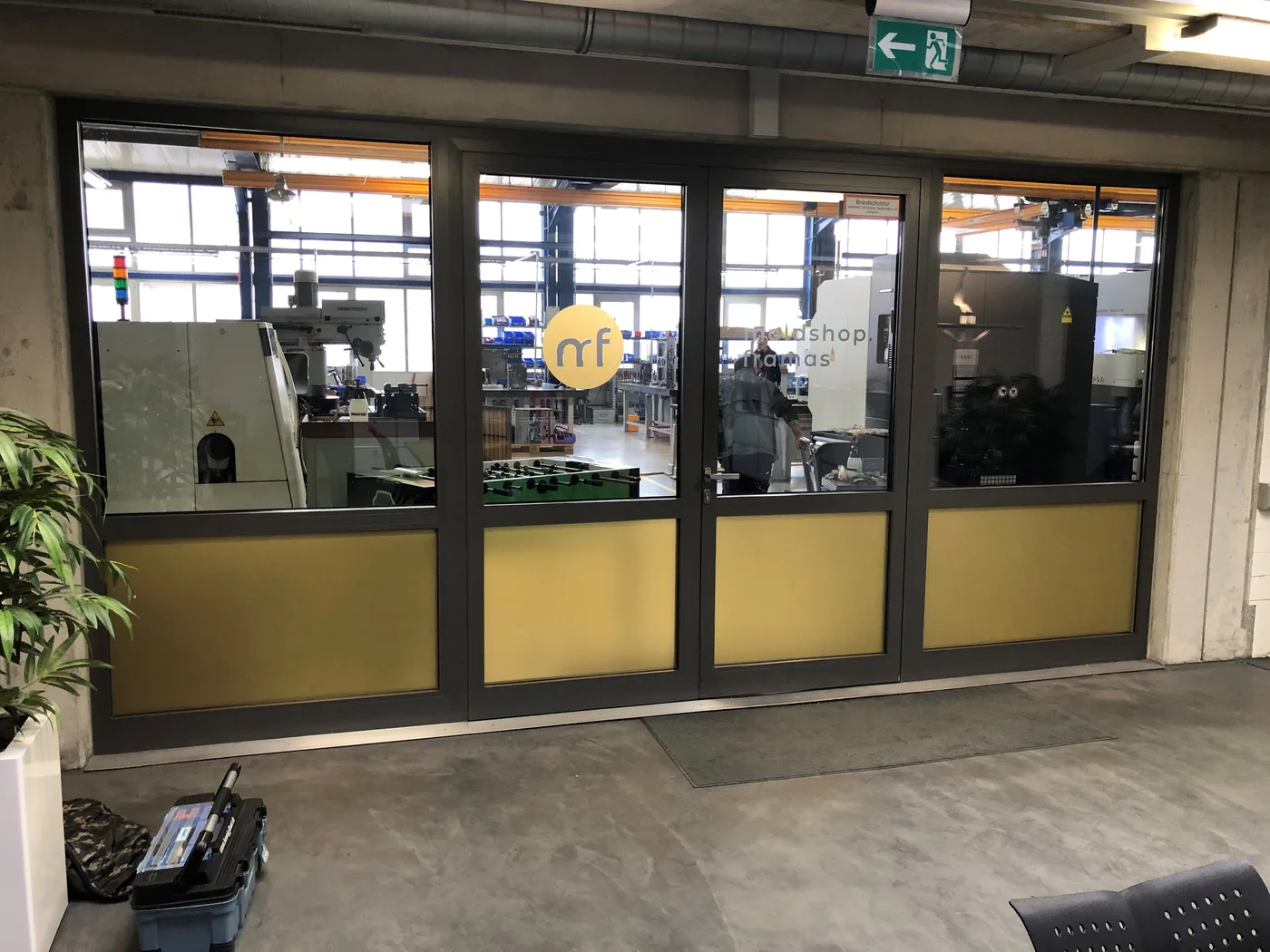 Logofolierung Glastür Büro
