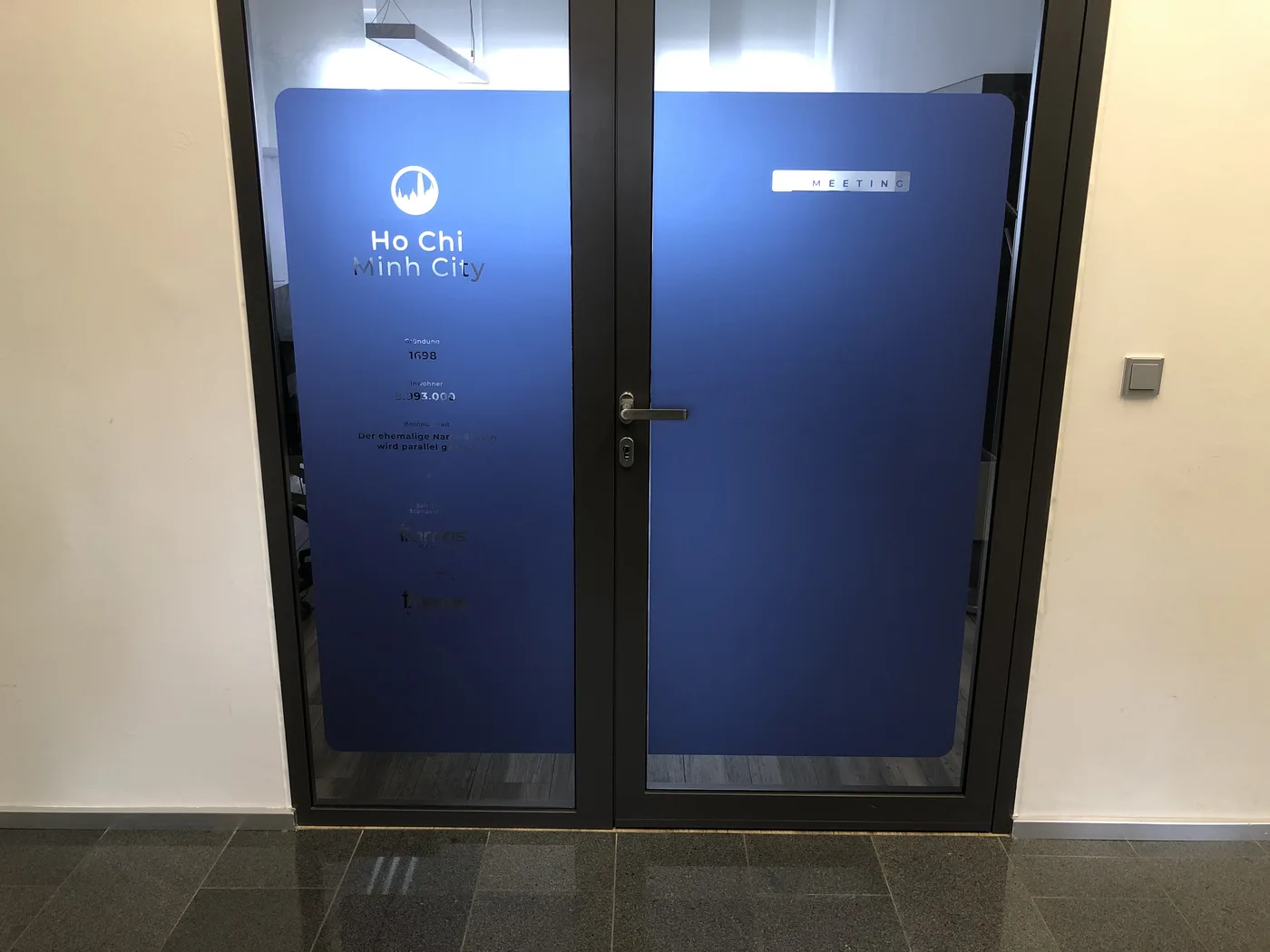 Blaue Dekorfolie Bürotür